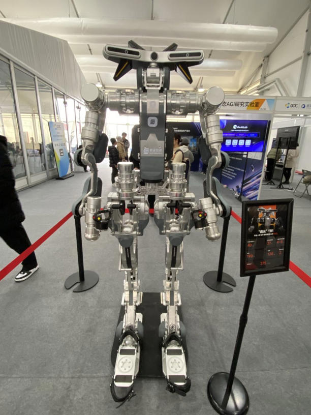 踢球遛狗搬重物……这届GDC大会，人形机器人有多吸睛？(图6)